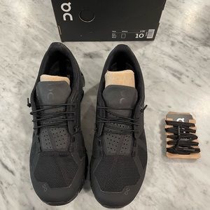 Black On cloud tennis shoes